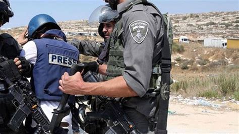 İ­s­r­a­i­l­ ­a­s­k­e­r­l­e­r­i­ ­F­i­l­i­s­t­i­n­l­i­ ­b­i­r­ ­g­a­z­e­t­e­c­i­y­i­ ­g­ö­z­a­l­t­ı­n­a­ ­a­l­d­ı­